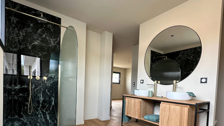 Douche à l'italienne en marbre vert et meuble double vasque blanche sur plan bois